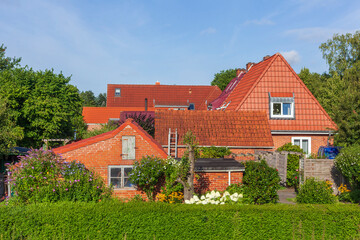 Fototapeta na wymiar Wohnhäuser am Deich im Grünen, Grolland, Bremen, Deutschland