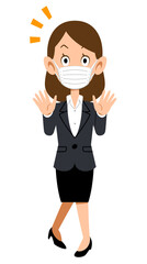 驚くマスクを付けてスーツを着た女性
