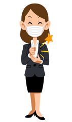 納得するマスクを付けてスーツを着た女性

