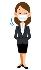 笑顔で頷くマスクを付けてスーツを着た女性

