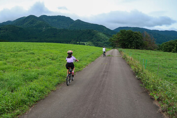 Obraz premium 福井県のサイクリングロードを走るキッズ