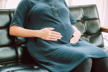 お腹をさする妊娠中の女性　妊婦
