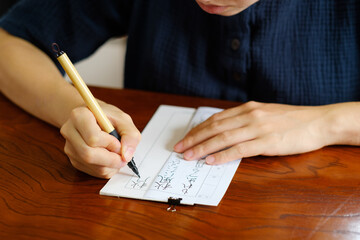 習字の練習をする日本人女性　硬筆　筆ペン