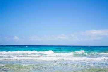 リゾート地の透き通る海と空