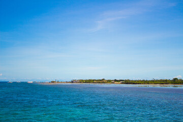 フィリピンのリゾート地の透き通った海ときれいな空