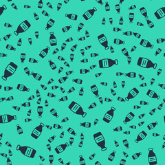 Black Bottle of water icon isolated seamless pattern on green background. Soda aqua drink sign. Vector