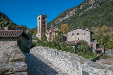 Beget - średniowieczna wioska w Pirenejach, Katalonia, Hiszpania - obrazy, fototapety, plakaty