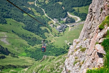 Cable car going up to the top of the mountain 