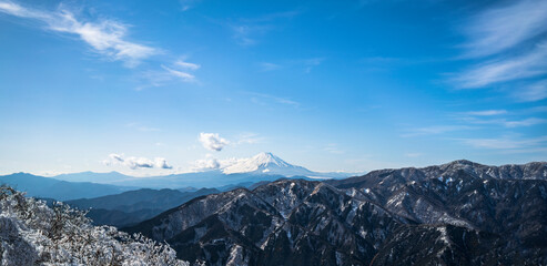 冬の大山山頂から見た富士山と丹沢の山々 
【Mt. Fuji and Tanzawa Mountains seen from Mt.Oyama in winter】