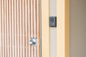 家の壁に取り付けられたインターホン