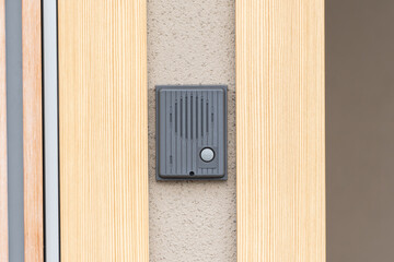 家の壁に取り付けられたインターホン