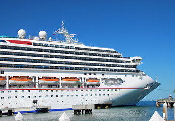 Fototapeta na wymiar Kreuzfahrt Schiff im Hafen am Golf von Mexico, Key West, Florida Keys