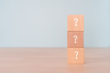 ハテナマークの3つの積み木ブロック