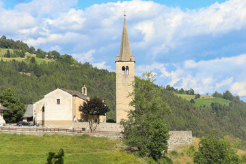 Fototapeta na wymiar Chiesa e campanile di Saint Nicolas con sfondo su cielo nuvoloso. 