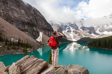 Papier Peint photo Lavable Canada Hiking Man Looking at Moraine Lake & Rocky Mountains
