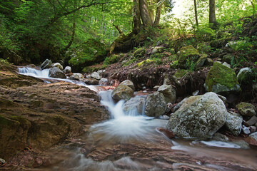 Kaskaden entlang eines Wanderweges im Tiroler Kaisergebirge