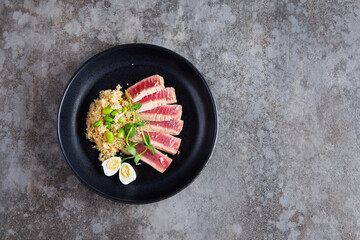 Dish made with tuna, kenoa, beans and eggs