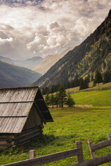 Obraz premium Holzhütte auf einer Alm 