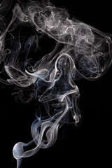 Fototapeta Biały, błękitny dym na czarnym tle obraz