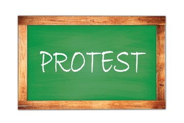 Obraz premium PROTEST text written on green school board.