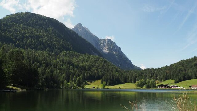 Lautersee in Mittenwald in Oberbayern umgeben vom oberbayerischen Wald und Massiven von Karwendel, Wetterstein und Hoher Kransberg