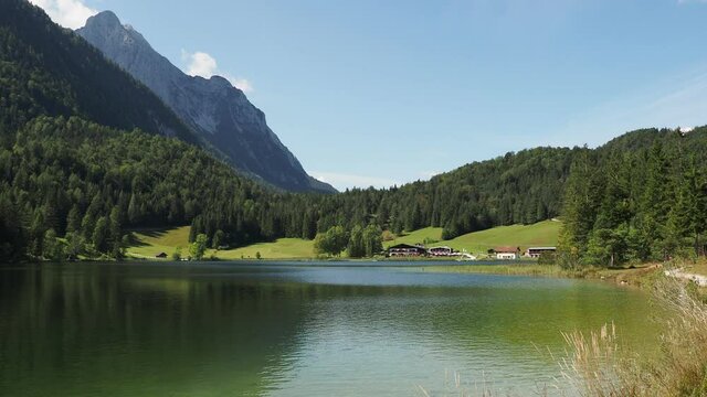 Lautersee, ein kleiner Bergsee westlich von Mittenwald in Oberbayern (Deutschland) mit Blick auf Karwendelgebirge und Wettersteingebirge im Sommer