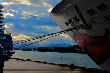 Schiff am Ankerplatz im Hafen in der Abenddämmerung