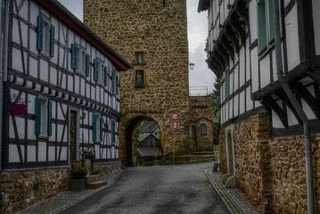 Historische Gasse und Fachwerkhäuser der Altstadt in Blankenberg