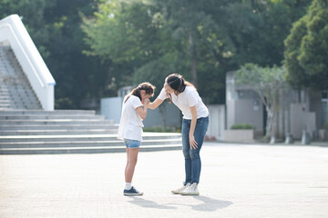泣いている少女を励ます女性
