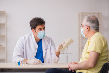 Obraz premium Old male patient visting young male doctor in vaccination concep