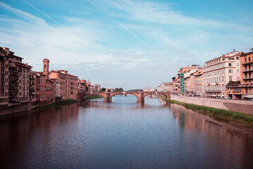 Naklejka premium Florence river, bridge and buildings on a sunny day