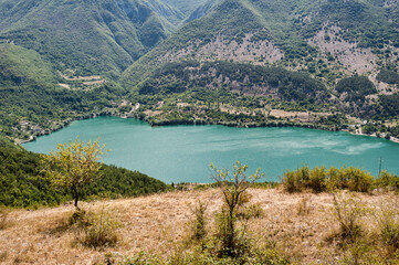 Fototapeta na wymiar Scenic sight in the lake of Scanno, province of L'Aquila, Abruzzo, Italy.