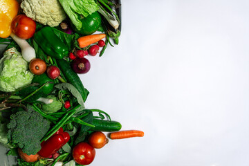 Verduras frescas, fondo blanco.