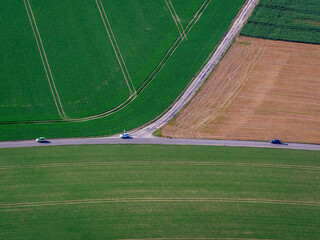 Obraz premium vue aérienne d'un carrefour en campagne à Acquigny dans l'Eure en France