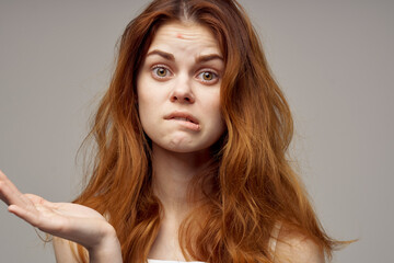 Naklejka premium beautiful woman in a white t-shirt pimples on the face close-up