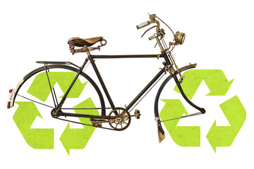 Vélo rouillé vintage avec symboles de recyclage comme roues isolated on white