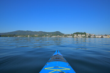 Im Kajak auf dem Traunsee mit Blick auf Gmunden