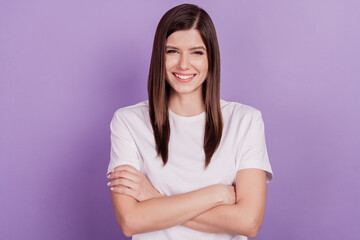 Obraz premium Photo of cool lady with arms crossed isolated purple background