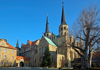Fototapeta premium Merseburger Dom St. Johannes und St. Laurentius und das Schloss Merseburg am Domplatz in Merseburg.