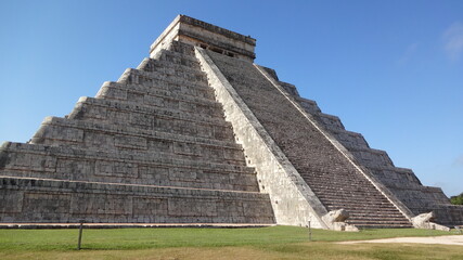 The Temple of Kukulc&aacute;n at Chichen Itza, Mexico