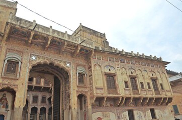 Obraz premium abandoned haveli in nawalgarh rajasthan, india