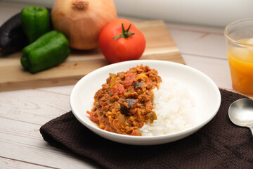 みんな大好き 定番 の カレーライス 野菜たっぷり キーマカレー　オレンジジュースと
