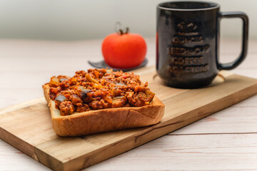 キーマカレー の オープンサンド で モーニング カフェオレ とともに