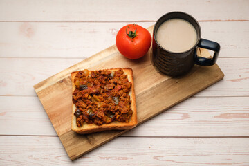 キーマカレー の オープンサンド で モーニング カフェオレ とともに 真上から