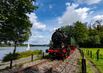 Hespertalbahn Essen Dampflokomotive Zug Nostalgie Museumsbahn Eisenbahn Attraktion Baldeneysee Kupferdreh Haus Scheppen Hardenbergufer Deutschland Ausflug Strecke Ruhrtalradweg Segelboot Stausee Fluss