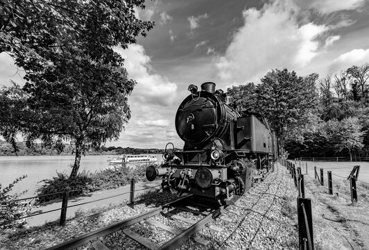 Dampflokomotive Hespertalbahn Essen Zug Nostalgie Museumsbahn Eisenbahn Graustufen schwarz-weiß Attraktion Baldeneysee Hardenbergufer Deutschland Ausflugsdampfer Ruhrtalradweg Stausee Fluss Schiff