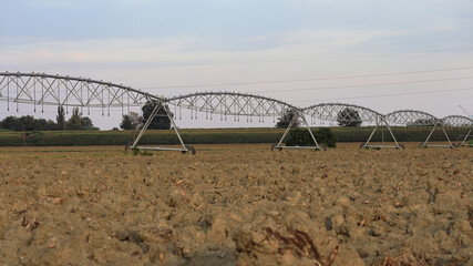 Impianto di irrigazione a goccia pivot. Campo arato. in Emilia Romagna Italia