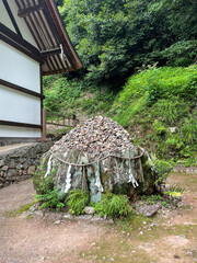 京都・宇治上神社の磐座(いわくら）