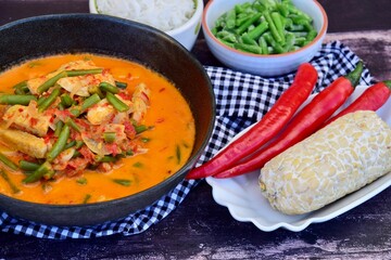 Indonesian tempeh and green bean cooked in spices and coconut milk. Served with rice
