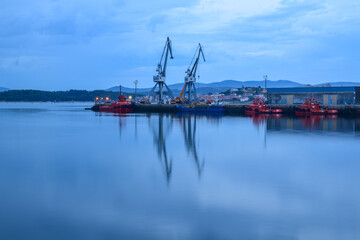 Reflejos en el puerto al anochecer